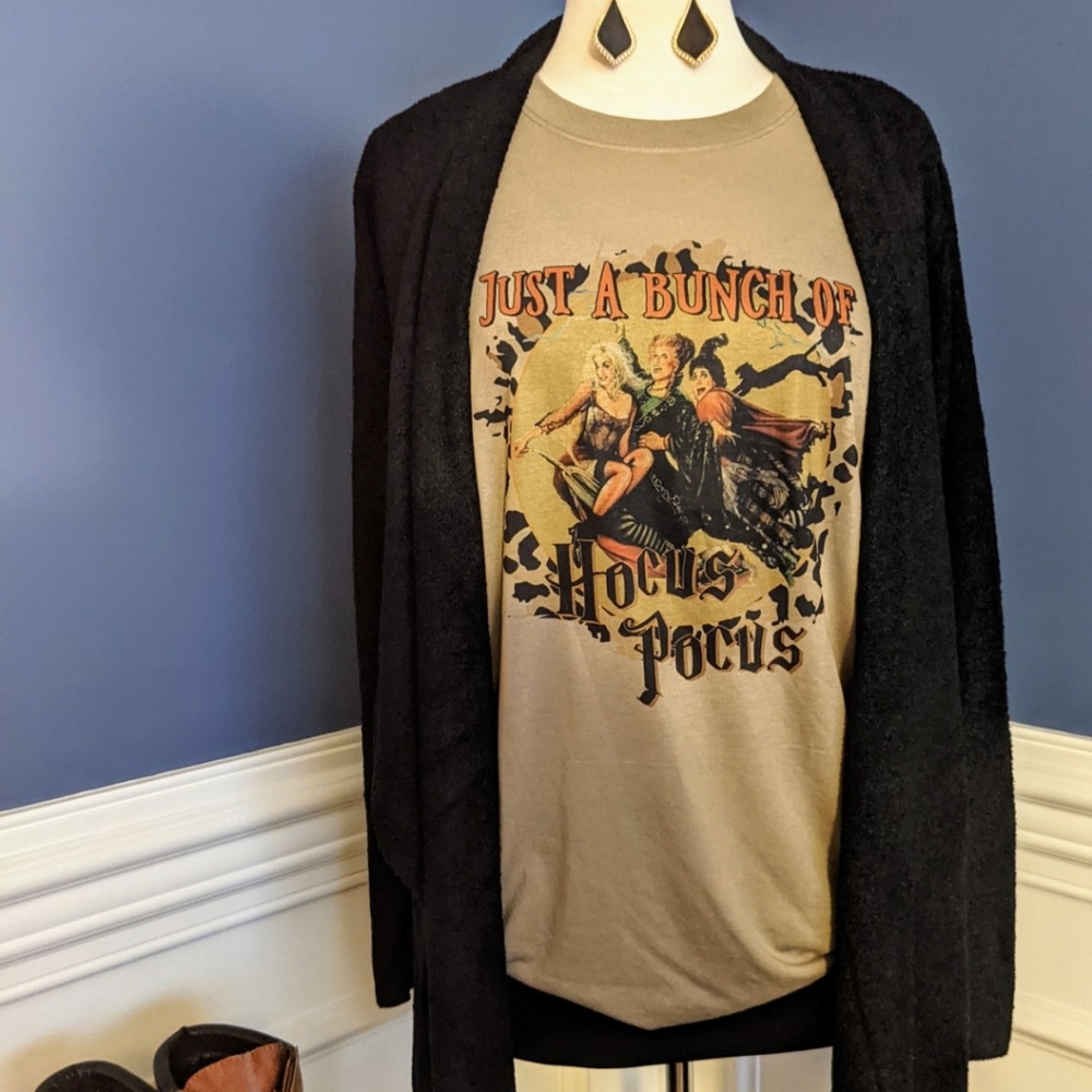 Just a bunch of Hocus Pocus🎃Halloween latte colored tee! 🖤🖤🖤